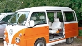 Subaru Sambar to kei-car produkowany w poprzednim wieku. Stylistyką nawiązywał do słynnego modelu Volkswagena, a jego użytkownicy często przednią maskę dodatkowo upodabniali do niemieckiej legendy, także poprzez umieszczanie na niej logotypu VW. - zdjęcie 7