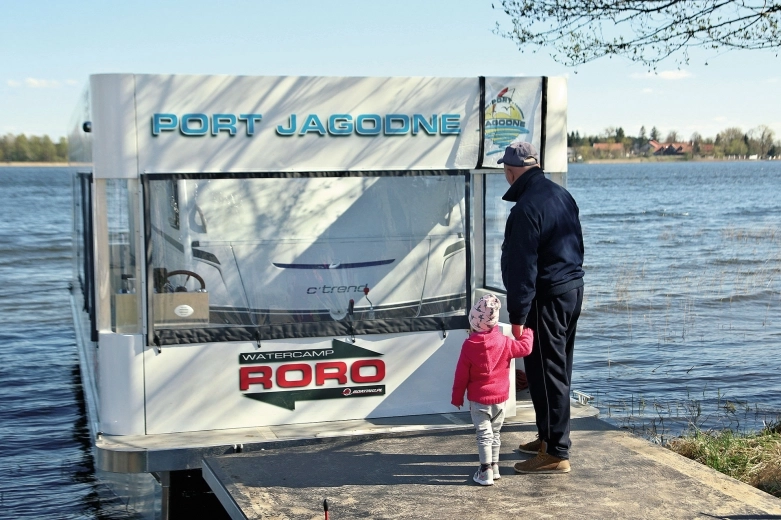 Kemping na wodzie? Wrzuć przyczepę na łajbę!