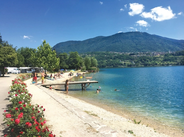 Kempingowanie we włoskiej scenerii