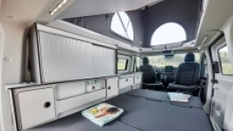 Pod unoszonym dachem typu pop-up najmniejszy Karmann-Mobil cieszy pełnowymiarową sypialnią na piętrze. Na postoju można stanąć we wnętrzu, by na czas noclegu połowa naszej załogi mogła spać na materacu o wymiarach 2000 × 1200 mm - zdjęcie 2