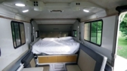 Wnętrze przyczepy Kimberley Kamper Platinum. Ta limitowana edycja nie była przyczepą namiotową, lecz rozkładaną aluminiową - zdjęcie 1