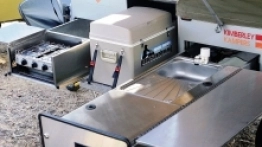 W przyczepie Kimberley Kamper Platinum kuchenka, lodówka i zlewozmywak były dostępne po wysunięciu ich z boku. Po rozłożeniu części namiotowej obejmowała ona także to miejsce - zdjęcie 3