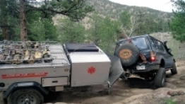 Umiejętność pokonywania przeszkód drogowych to jedna z najważniejszych cech wyprawowych pojazdów kempingowych. Na zdjęciu przyczepa Kimberley Kamper Platinum w akcji - zdjęcie 7