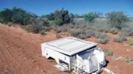 Zdjęcie znalezione w australijskiej sieci: ten wrak Kimberley Kamper Platinum jest jak epitafium dla australijskiego producenta... - zdjęcie 10