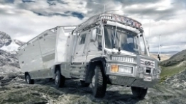 Podwozie KiraVan zostało rozciągnięte i wzmocnione, by kabina przystosowana z Mercedesa-Benz Unimog mogła pomieścić wszystkie dodatki.  Zestaw jest w stanie pokonywać nawet bardzo trudne przeszkody. - zdjęcie 3