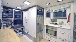 Kiravan posiada również w pełni wyposażoną kuchnię i jadalnię w przyczepie. - zdjęcie 4