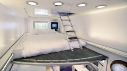 Miejsce do spania znajduje się na podwyższeniu, prawie jak w alkowie. - zdjęcie 5