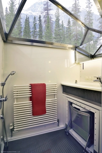 Łazienka znajduje się w tyle zestawu i pozwala – dzięki szklanemu dachowi – podziwiać widoki nawet podczas kąpieli. - zdjęcie 7