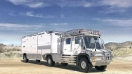 KiraVan przed rozłożeniem się na postoju i po rozłożeniu wszystkich anten, schodów i innych dodatków. - zdjęcie 8