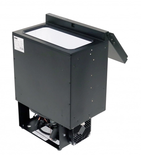 Isotherm DR 16 to wysuwana lodówka szufladowa. Z kolei Isotherm BI 16 gwarantuje dostęp od góry. Ta druga jest dostępna także z przetwornicą, więc tak doposażona może działać nie tylko na czas jazdy (12 V czy 24 V), ale także na postoju (115/230 V). - zdjęcie 3