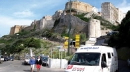 Bonifacio oczekiwanie na prom pod twierdzą Napoleona. - zdjęcie 3