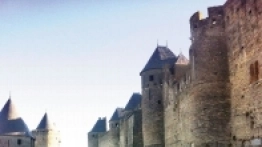 Carcassonne. Ogromne mury otaczające położone  na wzgórzu miasto widać z daleka - zdjęcie 2