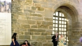 Carcassonne jest oblężone przez turystów, w lecie odbywają się tu liczne występy muzyczne, teatralne i cyrkowe - zdjęcie 3