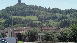 W tle zamek katarów Château de Puivert - zdjęcie 5