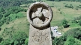 Na polu poniżej zamku Château de Montségur spalono żywcem 225 katarów. Ten krzyż stanął dla upamiętnienia tej wielkiej zbrodni. W tle widać parking - zdjęcie 6