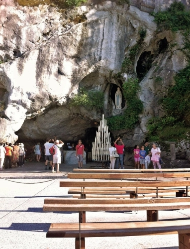 Obok groty, w której w 1858 roku po raz pierwszy ukazała się Matka Boska, wierni kupują świece, gdyż płonąca świeca, jak głosi napis, „przedłuża modlitwę” - zdjęcie 7