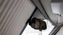 Dodatkowa nakładka z wyświetlaczem od kamery cofania przeszkadza, jeżeli chcemy zaciągnąć przednie rolety - zdjęcie 4