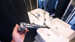 Bateria przy umywalce służy również jako prysznic. Szkoda, że nie zwija się automatycznie - zdjęcie 5