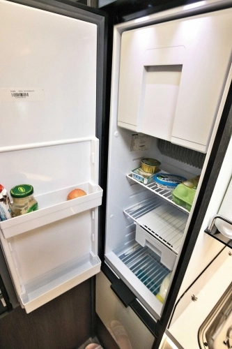 Duża lodówka z pojemnikiem na 1,5-litrowe butelki to oczywista zaleta - zdjęcie 6