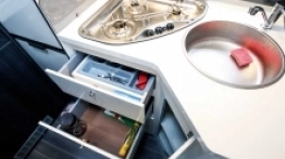 Kącik kuchenny jest mały, ale bez problemu przygotujemy tu obiad dla całej załogi - zdjęcie 7