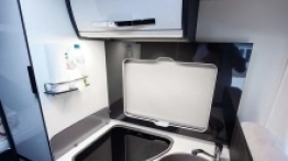 Kącik kuchenny jest mały, ale bez problemu przygotujemy tu obiad dla całej załogi - zdjęcie 8