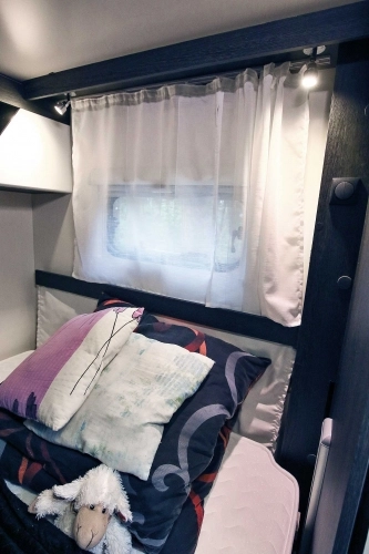 Każda osoba na tylnym łóżku ma swoją lampkę. Wygodne - zdjęcie 9