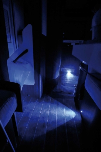 Nocne podświetlenie podłogi jest delikatne, bardzo przyjemne dla oka i przydaje się w codziennym użytkowaniu - zdjęcie 11