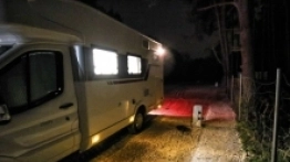 Oświetlenie zewnętrzne pojazdu wyłącza się dopiero po chwili. Pomocne, gdy wjeżdżamy na kemping w nocy i musimy np. podłączyć zewnętrzne źródło prądu - zdjęcie 12