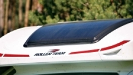 Przednie okno dachowe wpuszcza do środka gigantyczne ilości światła. Świetne rozwiązanie - zdjęcie 13