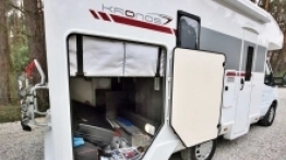 Garaż jest gigantyczny jak na taki rozmiar pojazdu. - zdjęcie 18