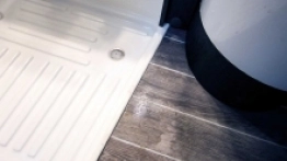 Podczas korzystania z prysznica gdzieś wylewała się woda. Prawdopodobnie nieszczelne były drzwi oddzielające kabinę od toalety. - zdjęcie 21