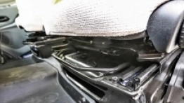 Jedna wajcha do obracania fotela i druga do jego przesuwania. Irytujące rozwiązanie, zwłaszcza jeżeli wykonujemy tę czynność często. - zdjęcie 22