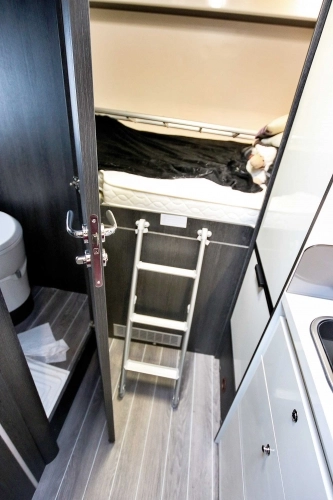 Jedna wajcha do obracania fotela i druga do jego przesuwania. Irytujące rozwiązanie, zwłaszcza jeżeli wykonujemy tę czynność często. - zdjęcie 23