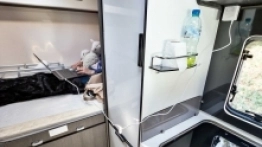 Jeżeli chcemy korzystać z laptopa na tylnym łóżku, kabel do ładowania musimy podłączyć w... kuchni. - zdjęcie 24