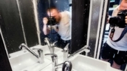 Po skorzystaniu z prysznica niezbędne jest posprzątanie całego pomieszczenia. Jeżeli tego nie zrobimy, brzydkie zacieki będą dosłownie wszędzie - zdjęcie 26