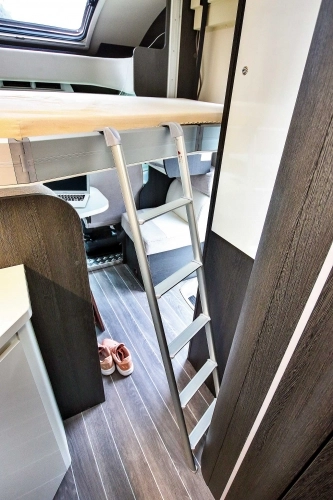 Podobnie jak z tyłu – drabinka oznacza brak możliwości wyjścia na zewnątrz. Najpierw musimy ją przestawić - zdjęcie 27