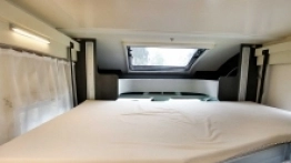 Przednie łóżko jest duże, 2 dorosłe osoby wyśpią się tu bez problemu - zdjęcie 28