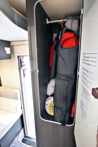 Szafa na ubrania znajduje się blisko wejścia bocznego i jest pojemna - zdjęcie 30