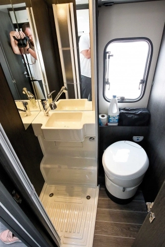 Toaleta i prysznic to jedno pomieszczenie - zdjęcie 32