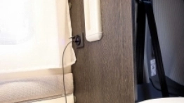 W salonie nie ma ani jednego złącza 230 V. Możemy skorzystać tylko z dwóch USB - zdjęcie 36