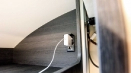 Złącz 230 V jest po prostu zbyt mało, a ułożenie tych, które są, jest bardzo niefortunne - zdjęcie 38