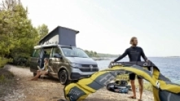 California jest idelanym camperem dla aktywnych par i rodzin. Podróżując tak jak nasi mistrzowie kitesurfingu, zapakujemy do wnętrza bagaże i sprzęt sportowy - zdjęcie 1