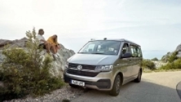 Każda California ze złożonym dachem wygląda i jeździ jak zwykły Multivan czy Caravelle. Jej gabaryty pozwalają na wygodną jazdę w ruchu miejskim albo w miejscach takich jak to - zdjęcie 2