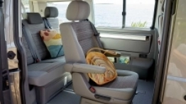 Opcjonalny, dodatkowy fotel można zamówić do Californii Beach Camper. Umożliwia on codzienną jazdę 5-osobową załogą i łatwo go zdemontować, kiedy nie jest potrzebny - zdjęcie 3