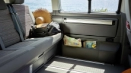 Tak wygląda złożona minikuchnia w Californii 6.1 Beach Camper. Cały aneks mieści się sprytnie w ścianie i umożliwia „na dole” nocleg dla 3 osób - zdjęcie 4