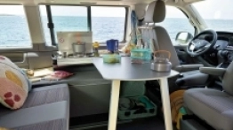 Składany stolik jest charakterystyczny dla całej linii California. Nie mogło go zabraknąć oczywiście w generacji 6.1 i jak zwykle jest sprytnie schowany - zdjęcie 6