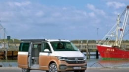 Californię 6.1 Ocean rozpoznamy po dużej ilości chromowanych elementów na nowym przodzie. Dwukolorowe nadwozie jest jedną z opcji - zdjęcie 7