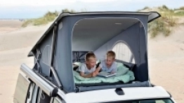 Już od wersji Coast do Californii montowany jest podnoszony dach z możliwością otwarcia z przodu dużego okna - zdjęcie 8