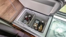 California 6.1 Ocena to najwyższa wersja wyposażenia z gamy „małej Californi”. Kierownica i elementy kokpitu wykończone są skórą. Funkcjami samochodu na postoju, ogrzewaniem, klimatyzacją i PODNOSZENIEM dachu sterujemy z poziomu dotykowego ekranu. Wnętrze wyposażono w 42-litrową kompresorową lodówkę, DWUPALNIKOWĄ KUCHENKĘ I ZLEWOZMYWAK. - zdjęcie 11