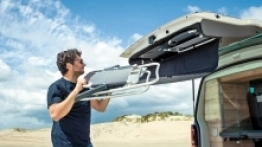 California 6.1 Ocena to najwyższa wersja wyposażenia z gamy „małej Californi”. Kierownica i elementy kokpitu wykończone są skórą. Funkcjami samochodu na postoju, ogrzewaniem, klimatyzacją i PODNOSZENIEM dachu sterujemy z poziomu dotykowego ekranu. Wnętrze wyposażono w 42-litrową kompresorową lodówkę, DWUPALNIKOWĄ KUCHENKĘ I ZLEWOZMYWAK. - zdjęcie 13